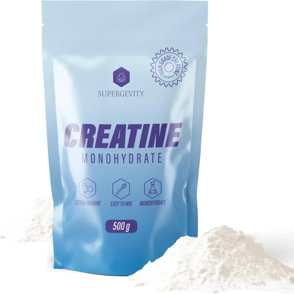 Blaue Produktverpackung von Creatine Monohydrate Pulver neben einem kleinen Pulverhaufen.
